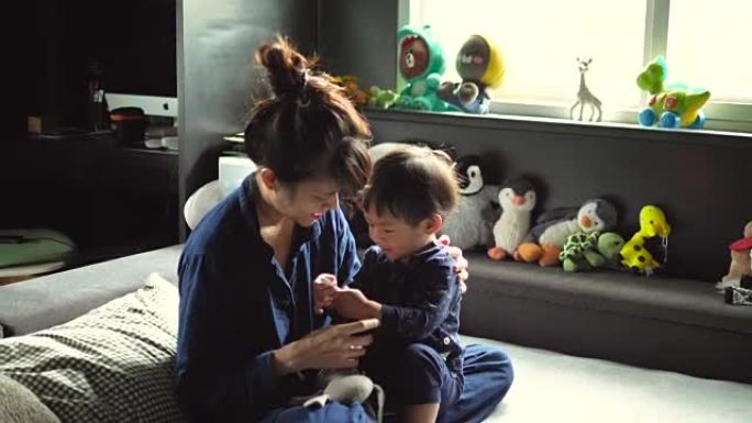 亚洲母亲和儿子发现怀孕测试