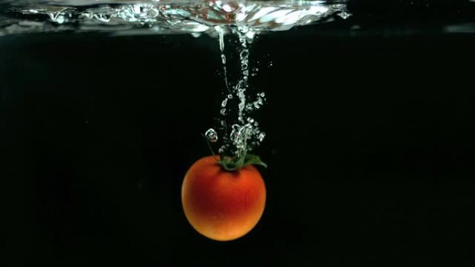 番茄掉入水中
