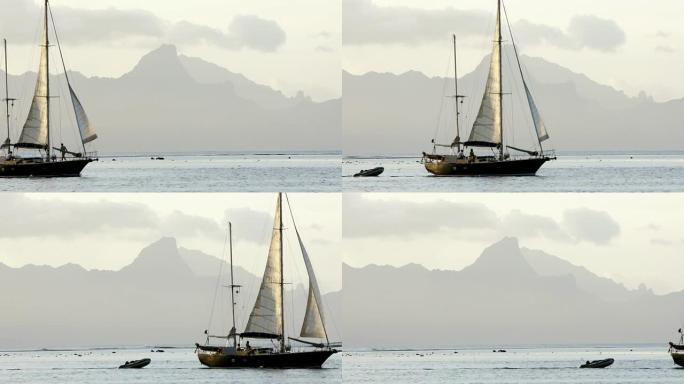 晨雾中的古老帆船漂洋过海