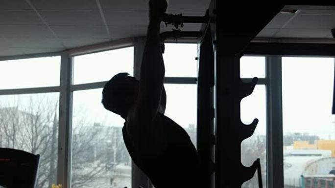 男性健美运动员在健身房拉起的轮廓