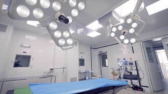 带有两个手术灯的医院手术室的广角视图