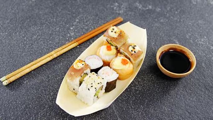 用筷子在船形盘子上的寿司