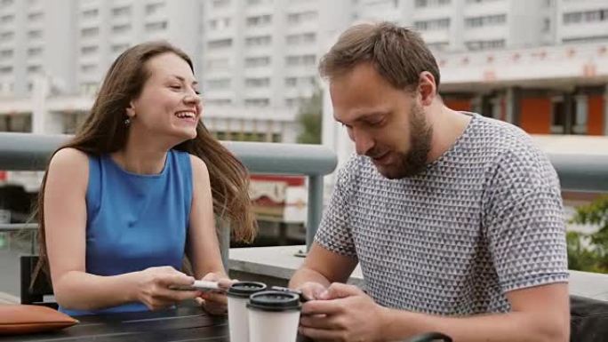 美丽的年轻夫妇在智能手机上在线玩游戏。女孩输了，男孩赢了全高清