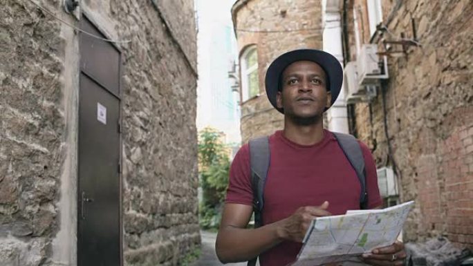 Steadicam拍摄的非洲裔美国游客步行和观看纸质城市地图以寻找前往著名地点的路线