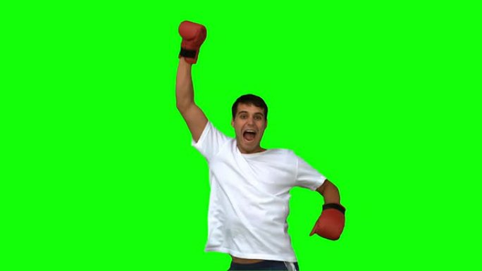 男子在绿色屏幕上戴着拳击手套