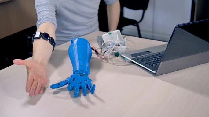 工程师通过不同的动作来引导机器人的手。