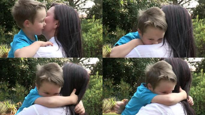 南非年轻男孩拥抱和慈爱的母亲