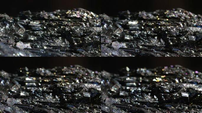宏观: 闪闪发光的深色矿物，其金属光泽在世界范围内被称为赤铁矿