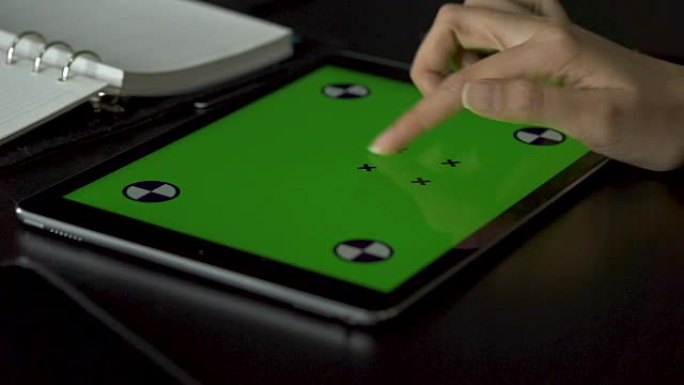 亚洲男子使用平板电脑与空白绿屏