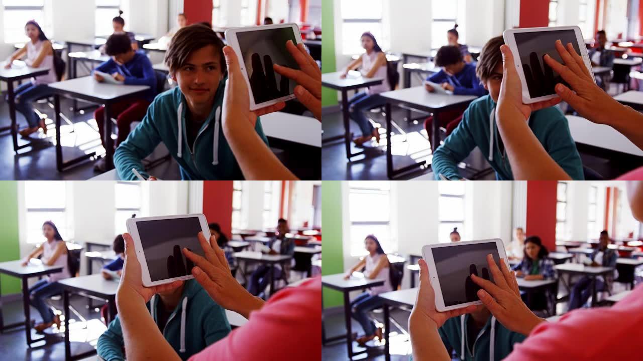 教师在课堂上用数字平板电脑教学生