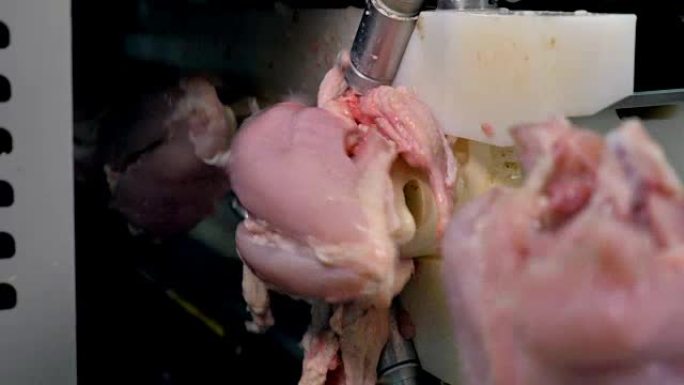 将鸡胸肉和骨头分开的自动切割器。