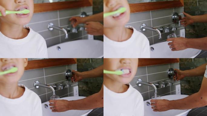 男孩在浴室刷牙4k