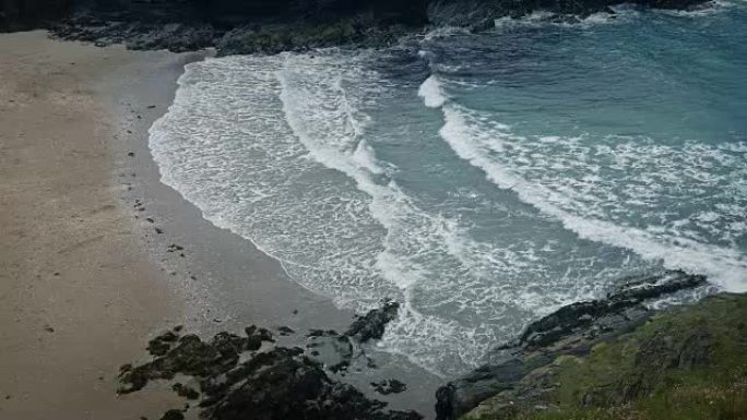 大浪在海滩景观上蔓延