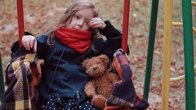 可爱的小女孩和她的泰迪熊在秋季公园FullHD