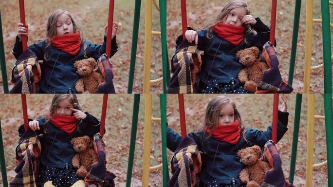 可爱的小女孩和她的泰迪熊在秋季公园FullHD
