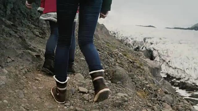 游客一起在山上徒步旅行。一群年轻人在冰岛的Vatnajokull冰泻湖附近行走