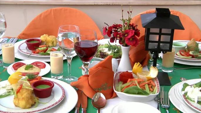 色彩鲜艳的餐桌