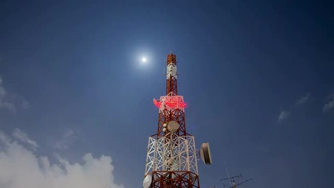 电信塔夜晚的云景，星星和月亮在移动