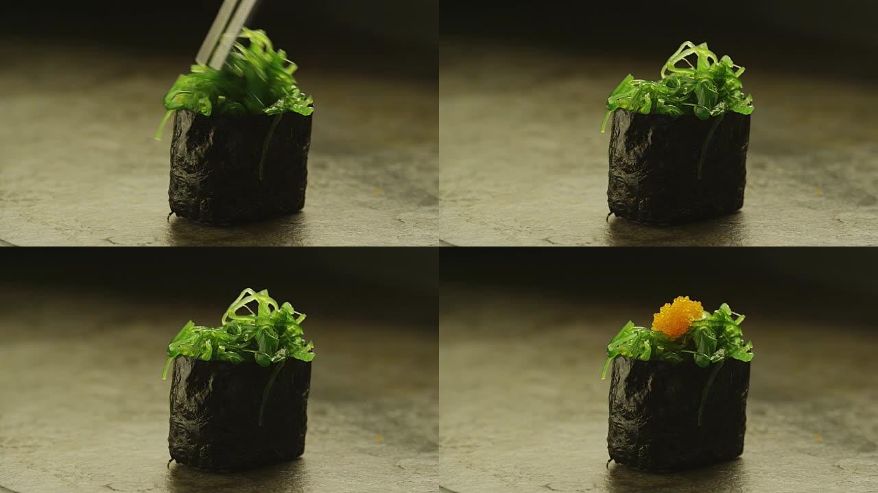 厨师用海藻准备寿司