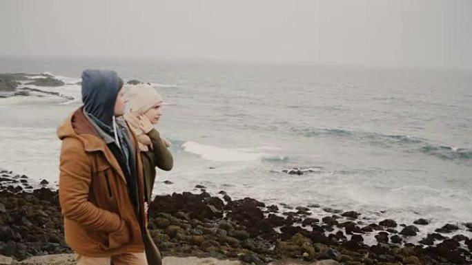 年轻夫妇一起走在海边。在水边浪漫约会的男女旅行