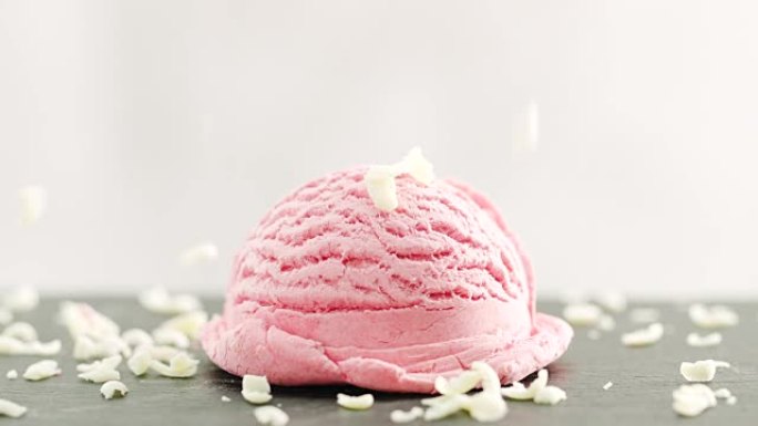 草莓冰淇淋，上面放着白巧克力片