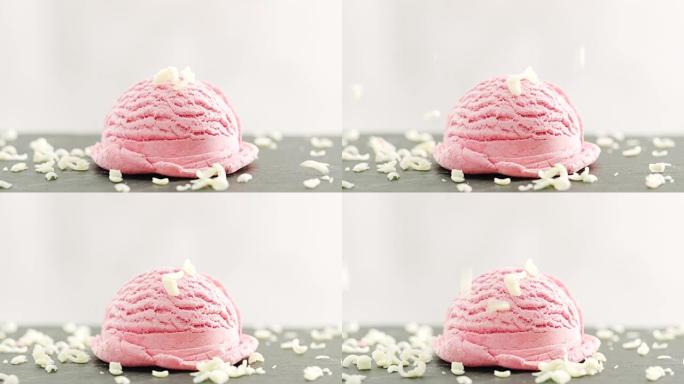 草莓冰淇淋，上面放着白巧克力片