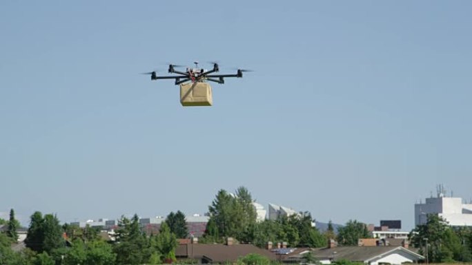 特写: 无人机无人机物流将大棕色邮政包裹送入城市