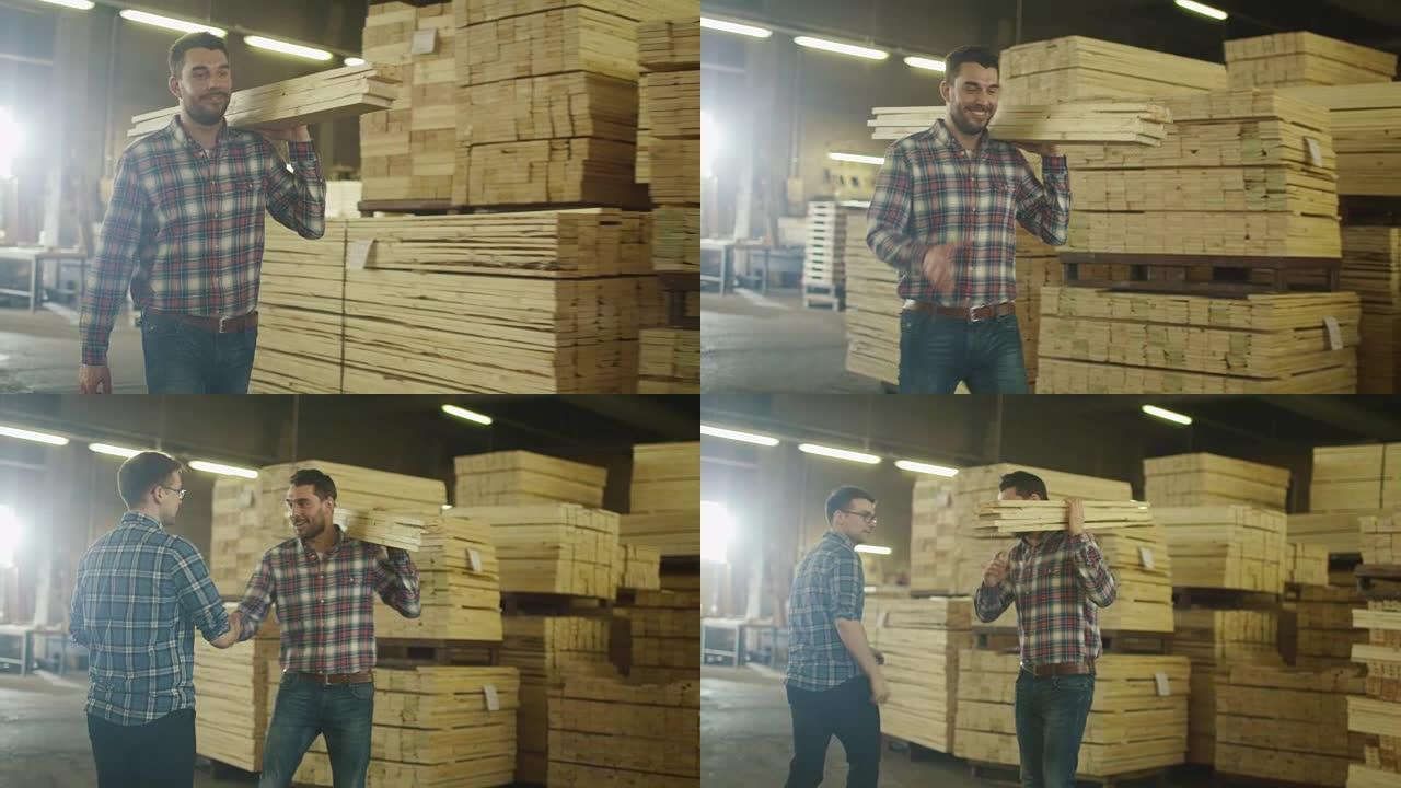 安全帽的木材厂工人在仓库里搬运木材，同时与同事握手。