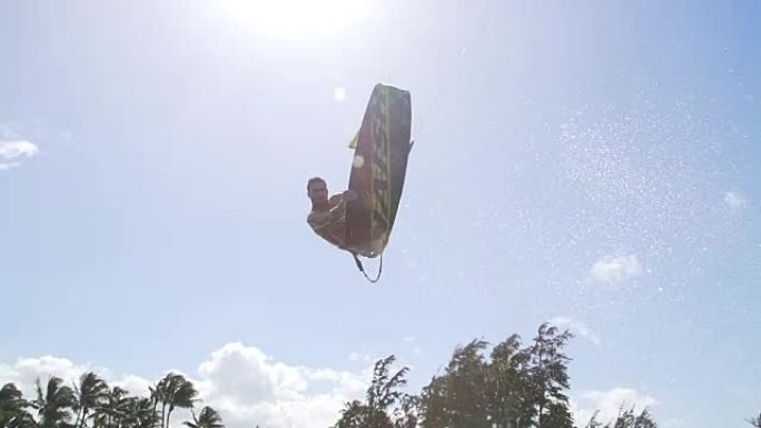 年轻人风筝在海洋中冲浪，夏季极限运动