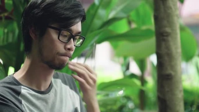 马来西亚年轻人看着他的智能手机