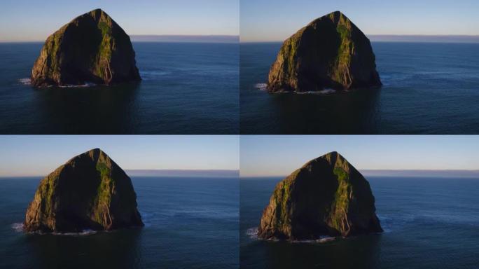 鸟瞰图揭示了太平洋西北地区岩石悬崖海岸线和惊人的日出光