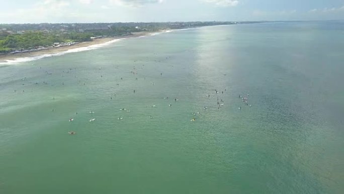 空中冲浪者在拥挤的阵容中等待，在没有海浪的平静海中，巴厘岛的仓古