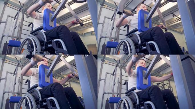 残疾人举重锻炼过程的仰视图
