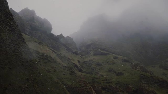 冰岛Vestmannaeyjar岛雾天黑色火山山脉覆盖苔藓的美丽景观