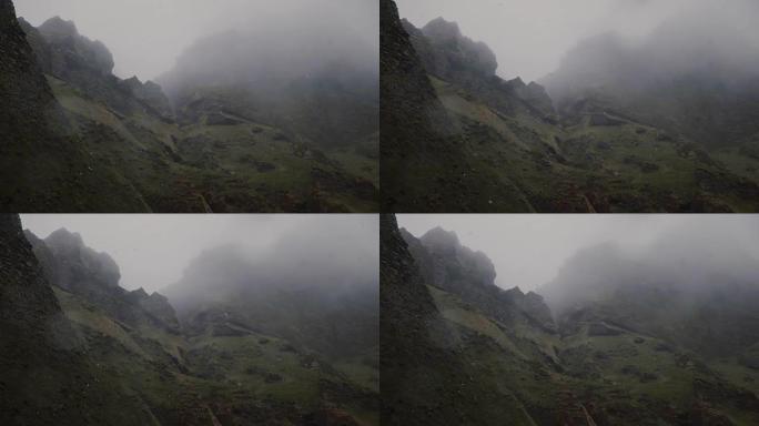 冰岛Vestmannaeyjar岛雾天黑色火山山脉覆盖苔藓的美丽景观