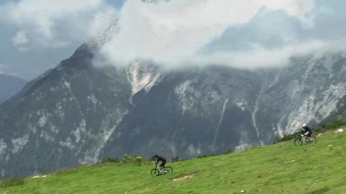 高清: 两名山地自行车手下坡