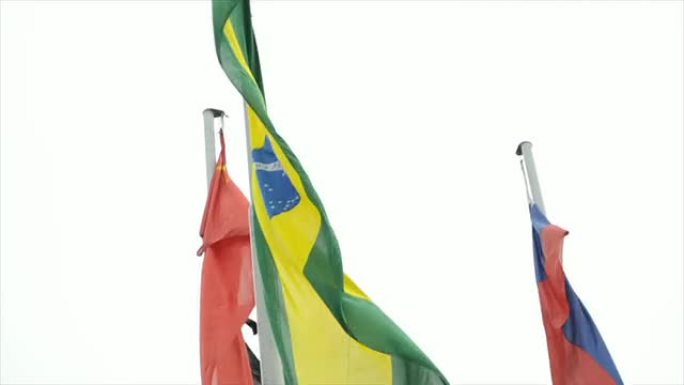 巴西国旗被隔离在白色背景上，飘扬（HD720p）
