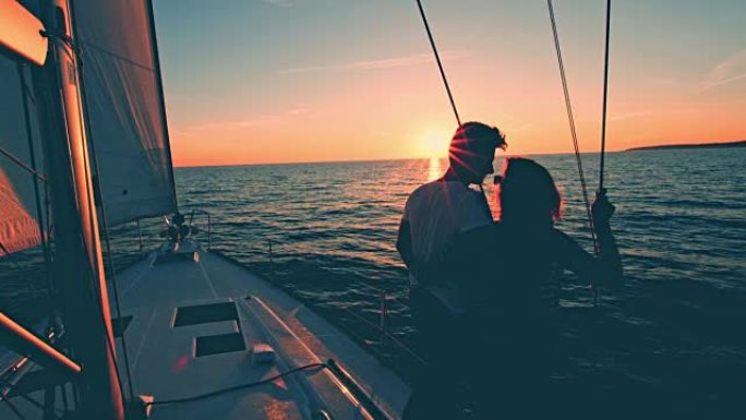 WS爱侣在帆船上看着日落