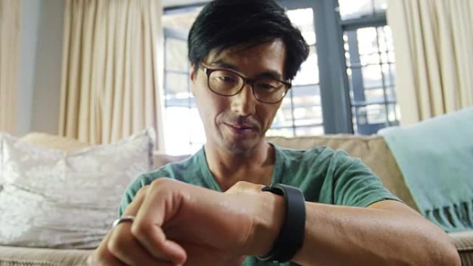 男子在客厅使用智能手表4k