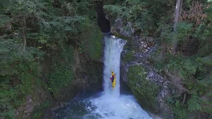 空中: 极端职业皮划艇运动员在美丽的峡谷中奔跑着白水瀑布