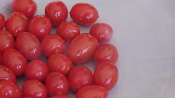 在锅中烹饪鲜红色的罗莎西红柿的移动镜头