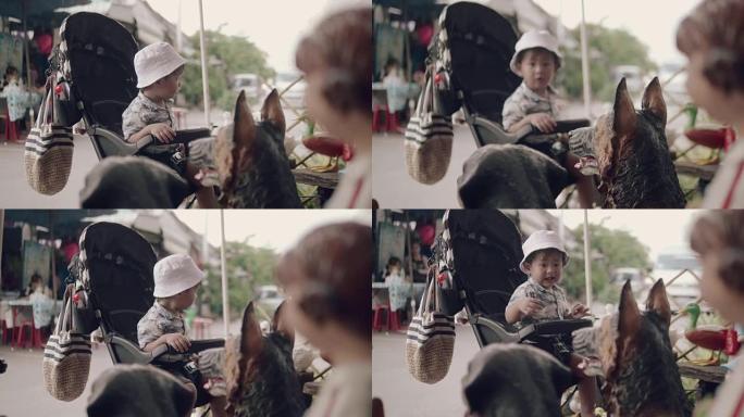 跳蚤市场婴儿车里的亚洲男婴。