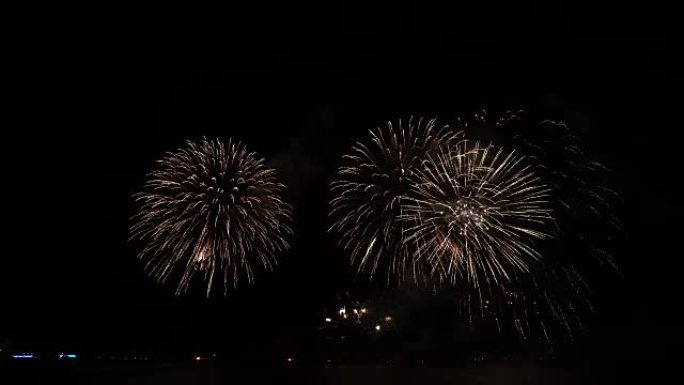 4k精彩的多色烟花镜头，夜空烟雾笼罩着海上大船的背景，庆祝概念，