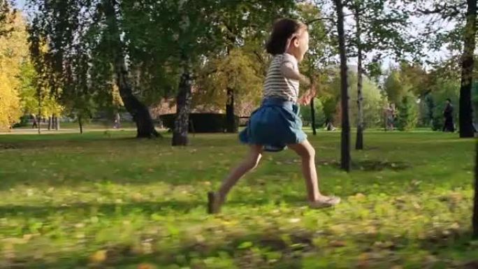 兴奋的小女孩跑向父亲