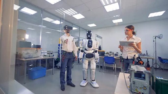戴VR眼镜的人测试机器人。