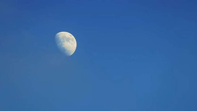 白天的月亮，乌云密布