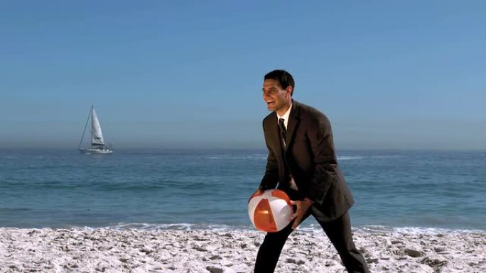 有吸引力的商人玩沙滩球