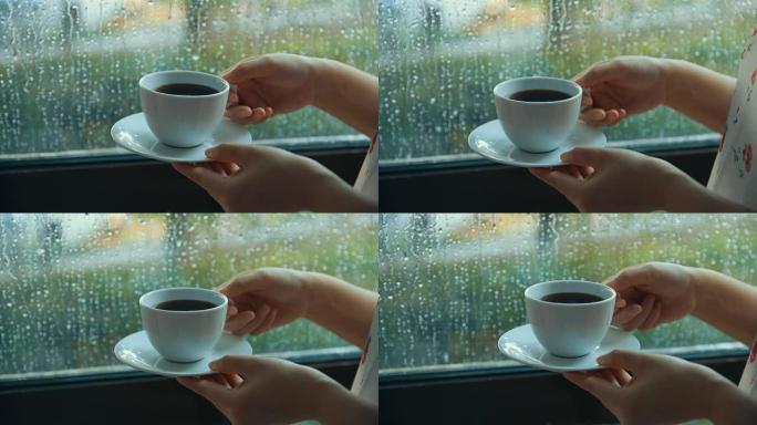 下雨天在窗边喝咖啡的女人