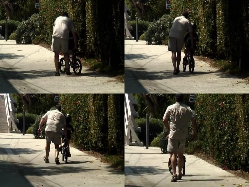 爸爸教孩子骑自行车