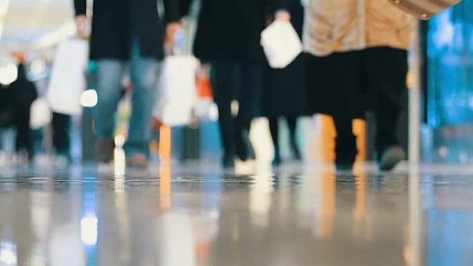 现代地板，人们在购物中心散步
